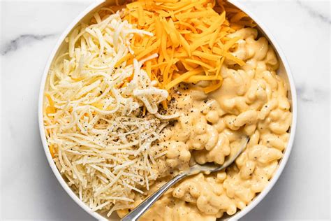 20-minute-mac-and-cheese-pizza-midwest-foodie image