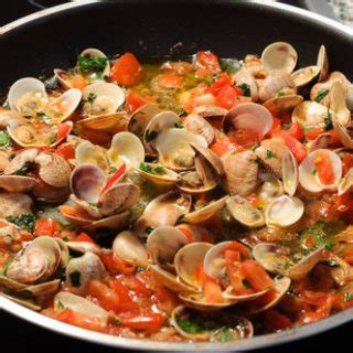 sauteed-clams-in-tomato-sauce-italian-food-forever image