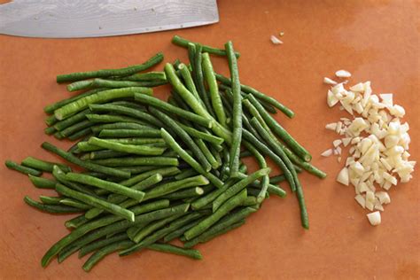 string-beans-with-garlic-hoisin-sauce-hungry-huy image