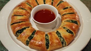 spinach-dip-wreath-recipe-45-keyingredient image
