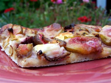 fresh-fig-caramelized-onion-and-goat-cheese-gourmet image