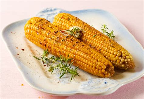 grilled-corn-with-bbq-rub-readers-digest image