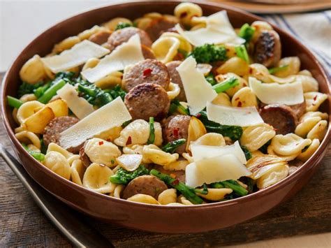 orecchiette-with-broccoli-rabe-and-sausage-food image