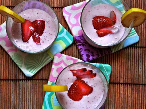 thick-strawberry-banana-smoothie-tasty-kitchen image