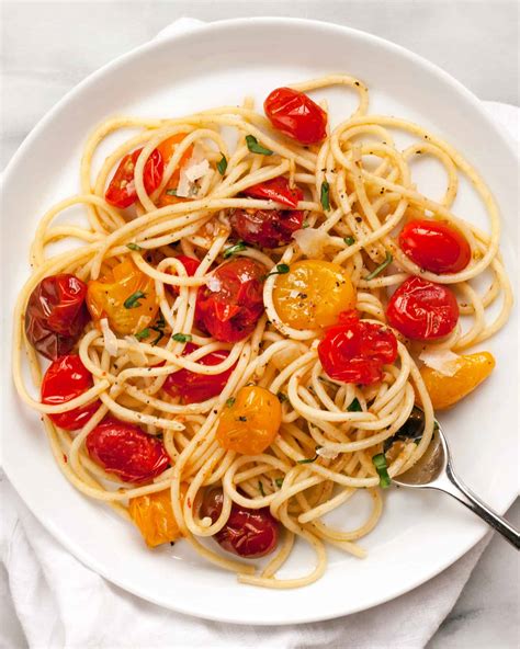 20-minute-burst-cherry-tomato-pasta-last-ingredient image