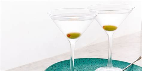 classic-vodka-martini-recipe-how-to image