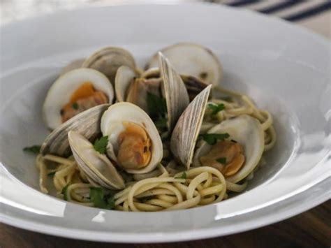 pasta-alle-vongole-recipe-valerie-bertinelli-food-network image
