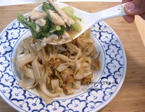 thai-style-wide-noodles-in-thick-sauce-kuaytiao-lad image