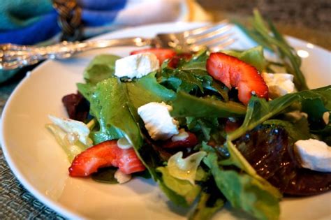 strawberry-and-baby-greens-salad-lindysez image