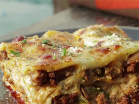 white-lasagna-with-spicy-turkey-sausage-and-shrooms image