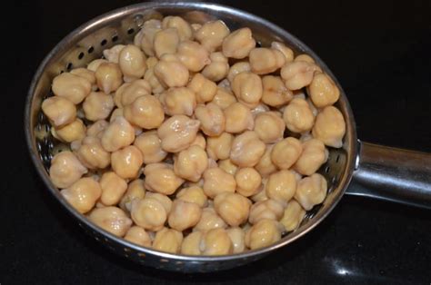 how-to-make-spicy-fried-chickpeas-garbanzo-bean image