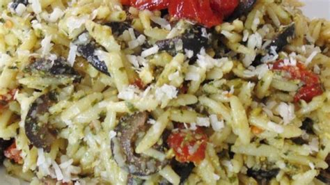 orzo-with-sun-dried-tomatoes-and-kalamata-olives image