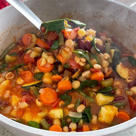 healthy-olive-garden-minestrone-soup-homemade image
