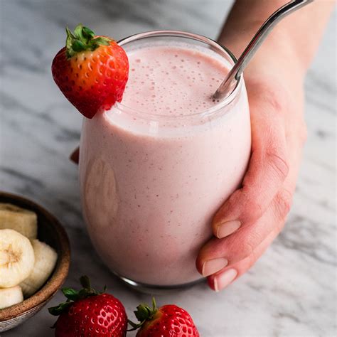 healthy-strawberry-banana-smoothie-joyfoodsunshine image
