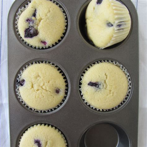 lemon-and-blueberry-cupcakes-with-lemon-cream image