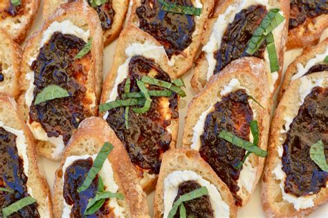 fig-goat-cheese-crostini-the-oven-light image