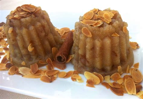 greek-halva-recipe-semolina-pudding-with-raisins image