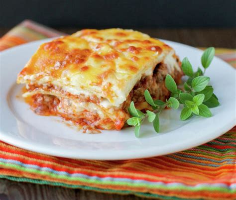 lasagna-with-white-sauce-and-bolognese-pilars image