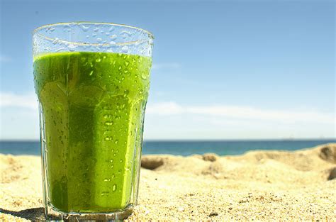 easy-spinach-and-banana-super-smoothie-3-min-vegan image