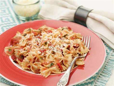 bowtie-pasta-with-tomato-and-roasted-red-pepper-sauce image