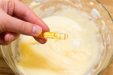 how-to-make-cake-icing-buttercream-sugar-glaze image