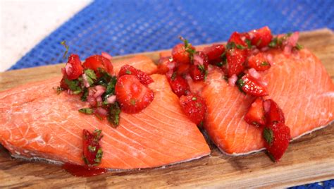 grilled-salmon-fillets-with-strawberry-salsa-cityline image