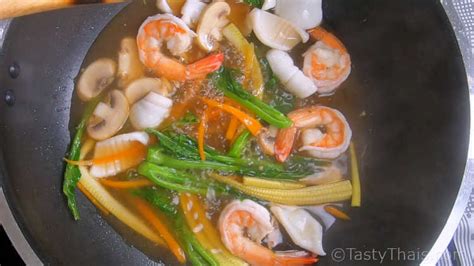 authentic-thai-rad-na-recipe-stir-fried-noodles-in image