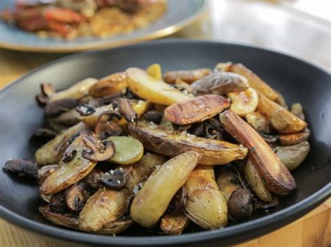 roasted-fingerlings-with-cremini-mushrooms-food image
