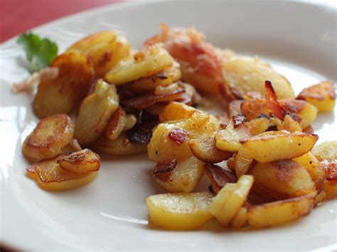 bratkartoffeln-german-cottage-potatoes-with-bacon image
