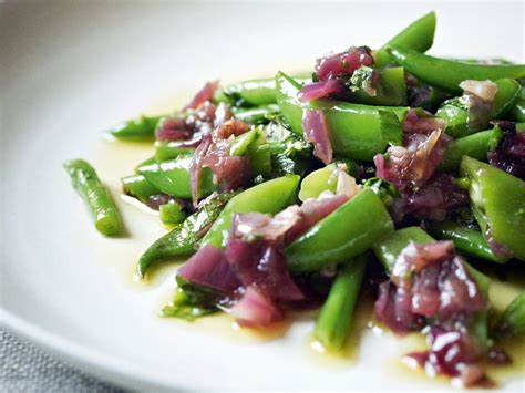 roasted-red-onion-vinaigrette-with-green-bean-salad image