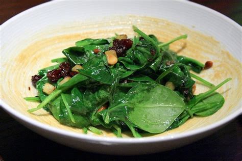 spinach-with-pine-nuts-and-raisins-recipe-spanish image