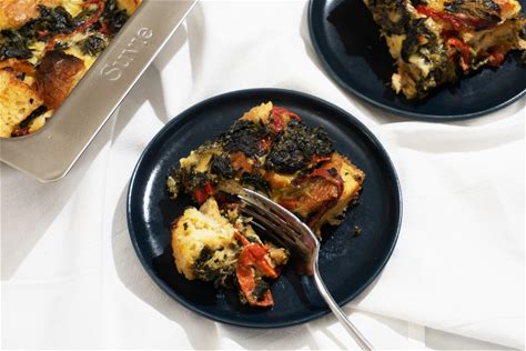 spinach-and-red-pepper-strata-recette-magazine image