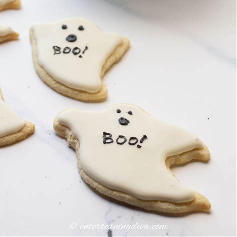 halloween-ghost-sugar-cookies-with-white-royal-icing image