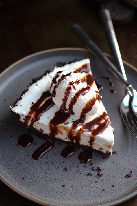 easy-vegan-ice-cream-cake-with-oreo-crust image