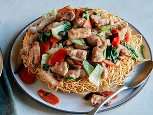 crispy-pan-fried-noodles-with-chicken-and-vegetables image