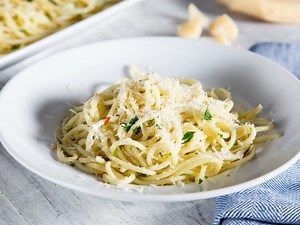 spaghetti-with-oil-and-garlic-aglio-e-olio-food-network image