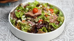 low-carb-steak-salad-with-dijon-vinaigrette-recipe-by image